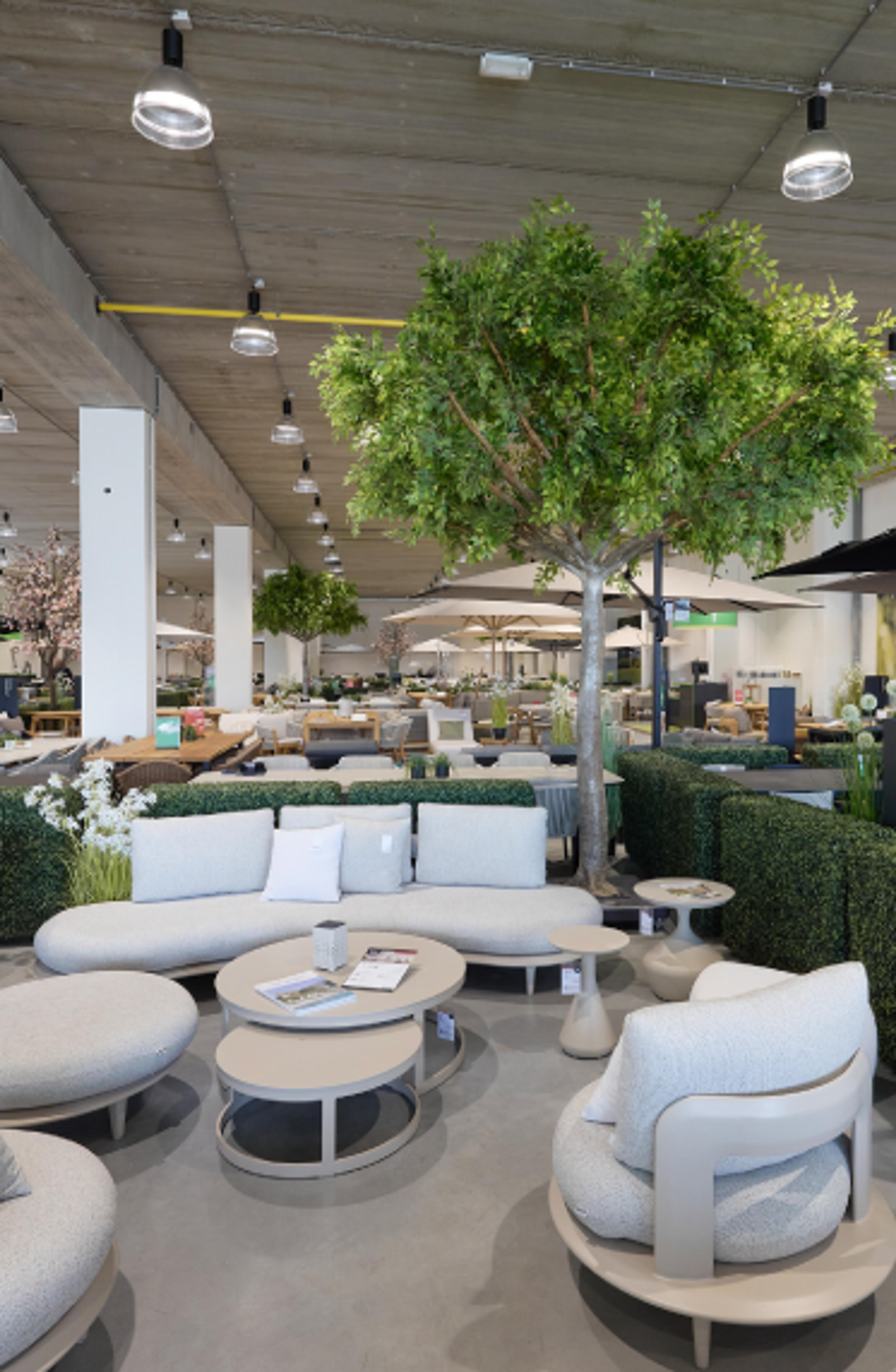 Groot assortiment tuinmeubelen in Exterioo showroom Namen