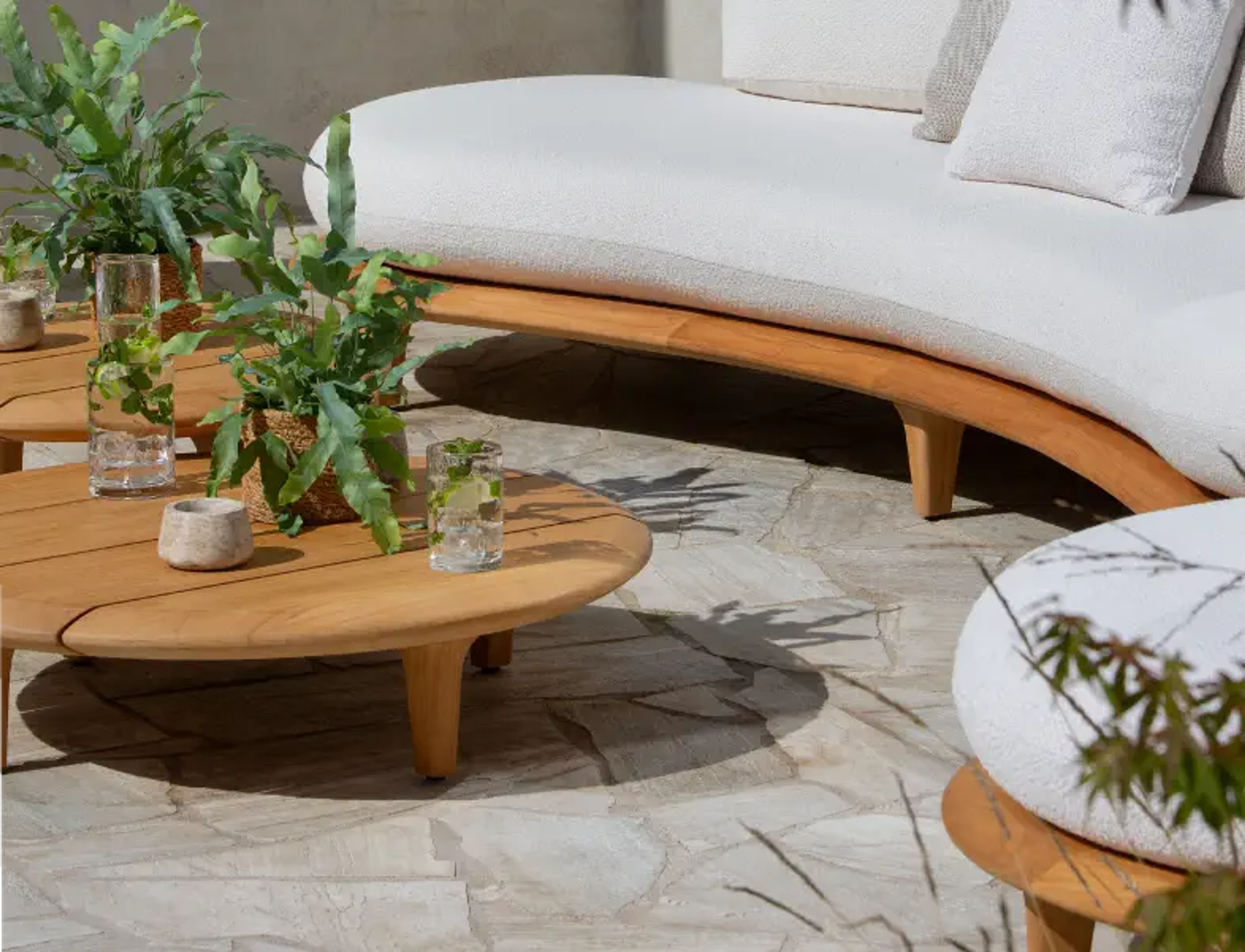 Zomers terras met loungeset van Bristol à la carte door Exterioo tuinmeubelen