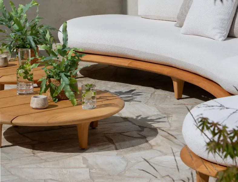 Zomers terras met loungeset van Bristol à la carte door Exterioo tuinmeubelen