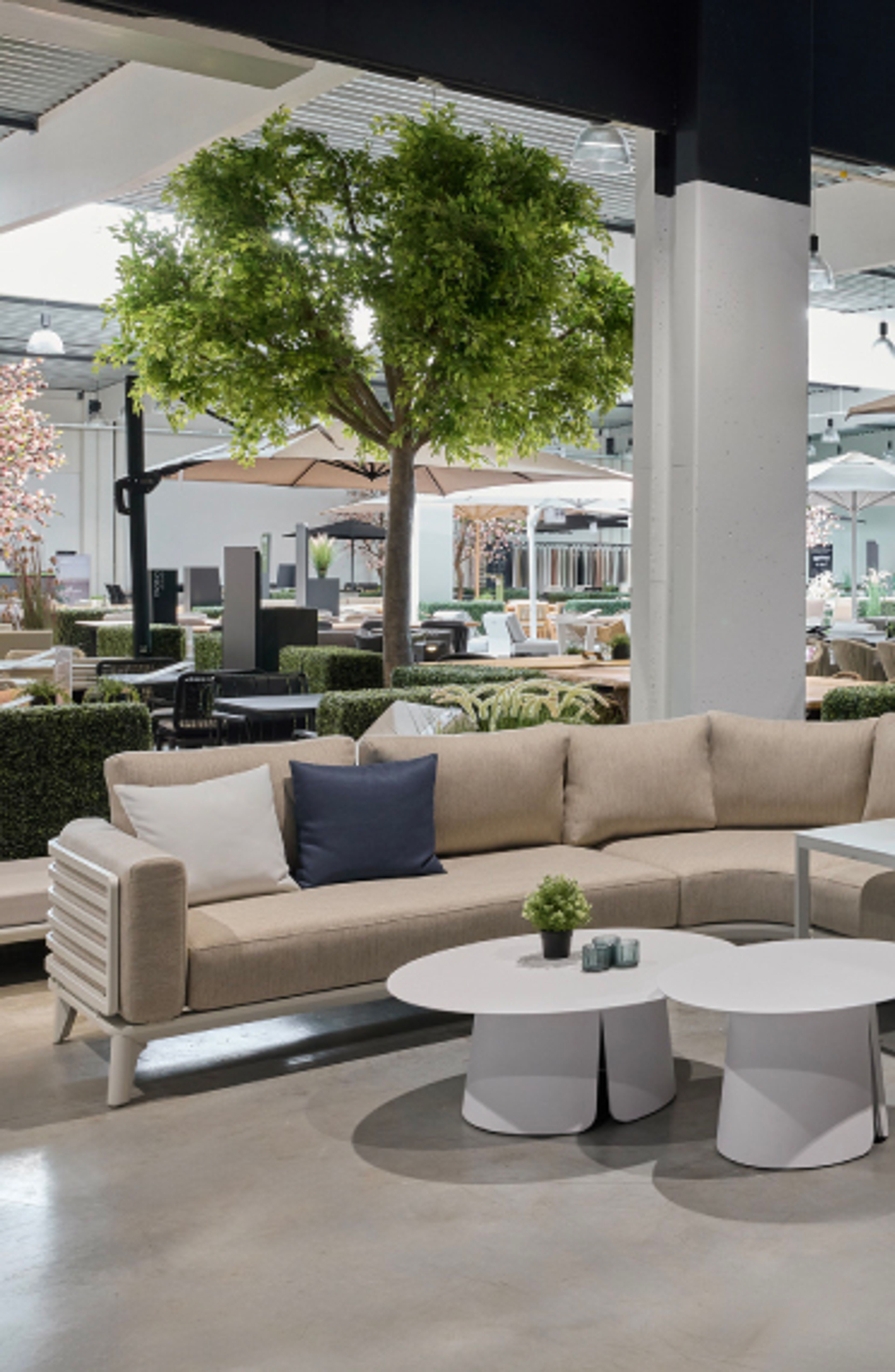 Groot assortiment tuinmeubelen in Exterioo showroom Waarschoot
