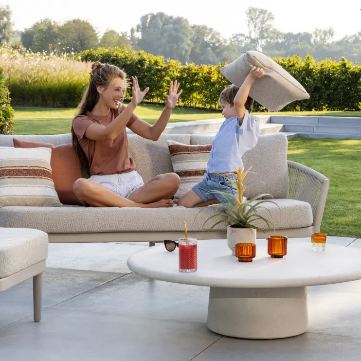 Een sfeer beeld van twee spelende kinderen op een exterioo lounge