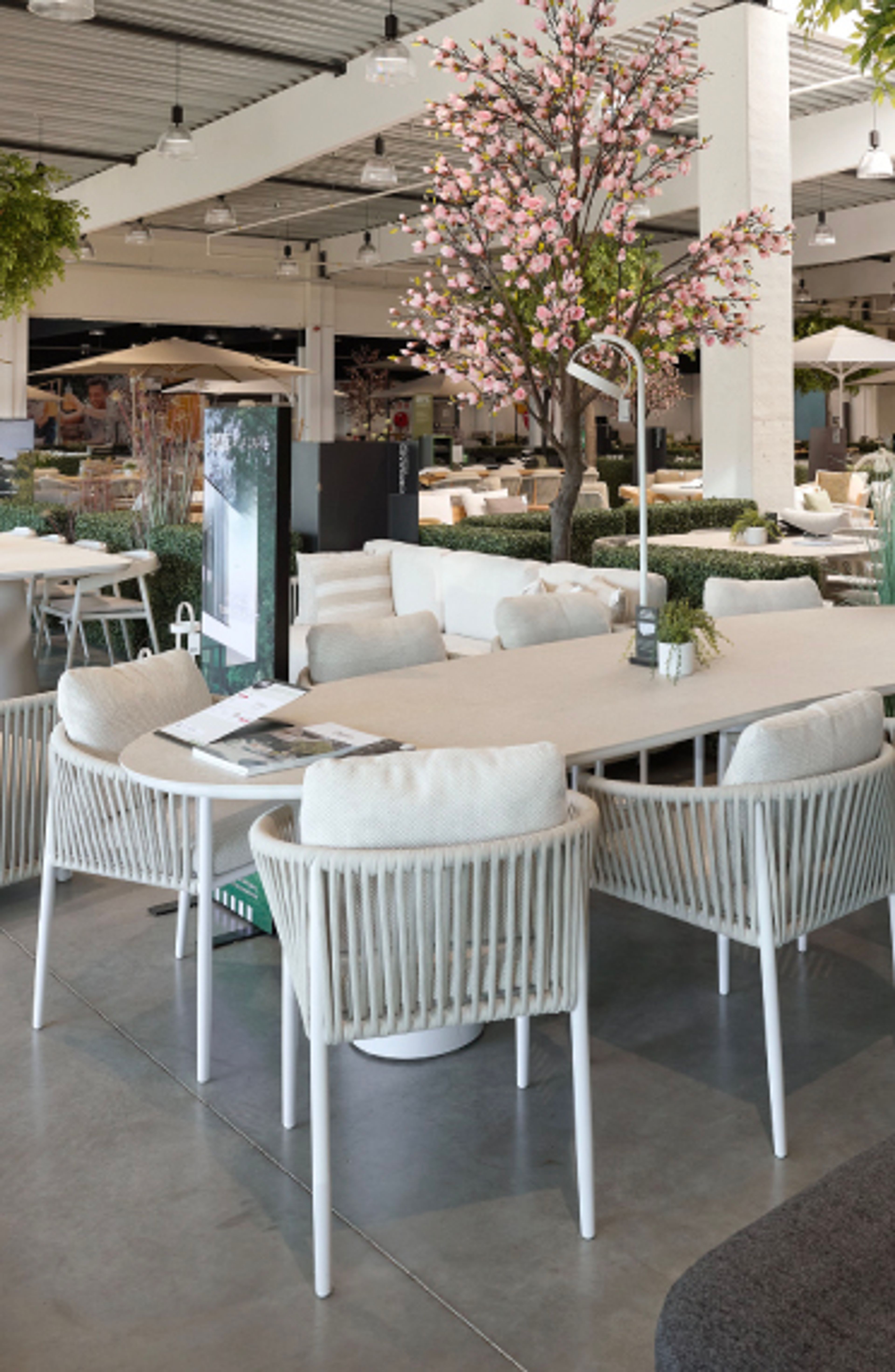 Groot assortiment tuinmeubelen in Exterioo showroom Waarschoot