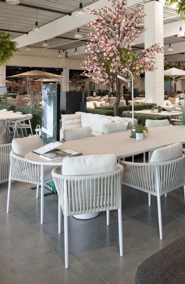 Groot assortiment tuinmeubelen in Exterioo showroom Waarschoot