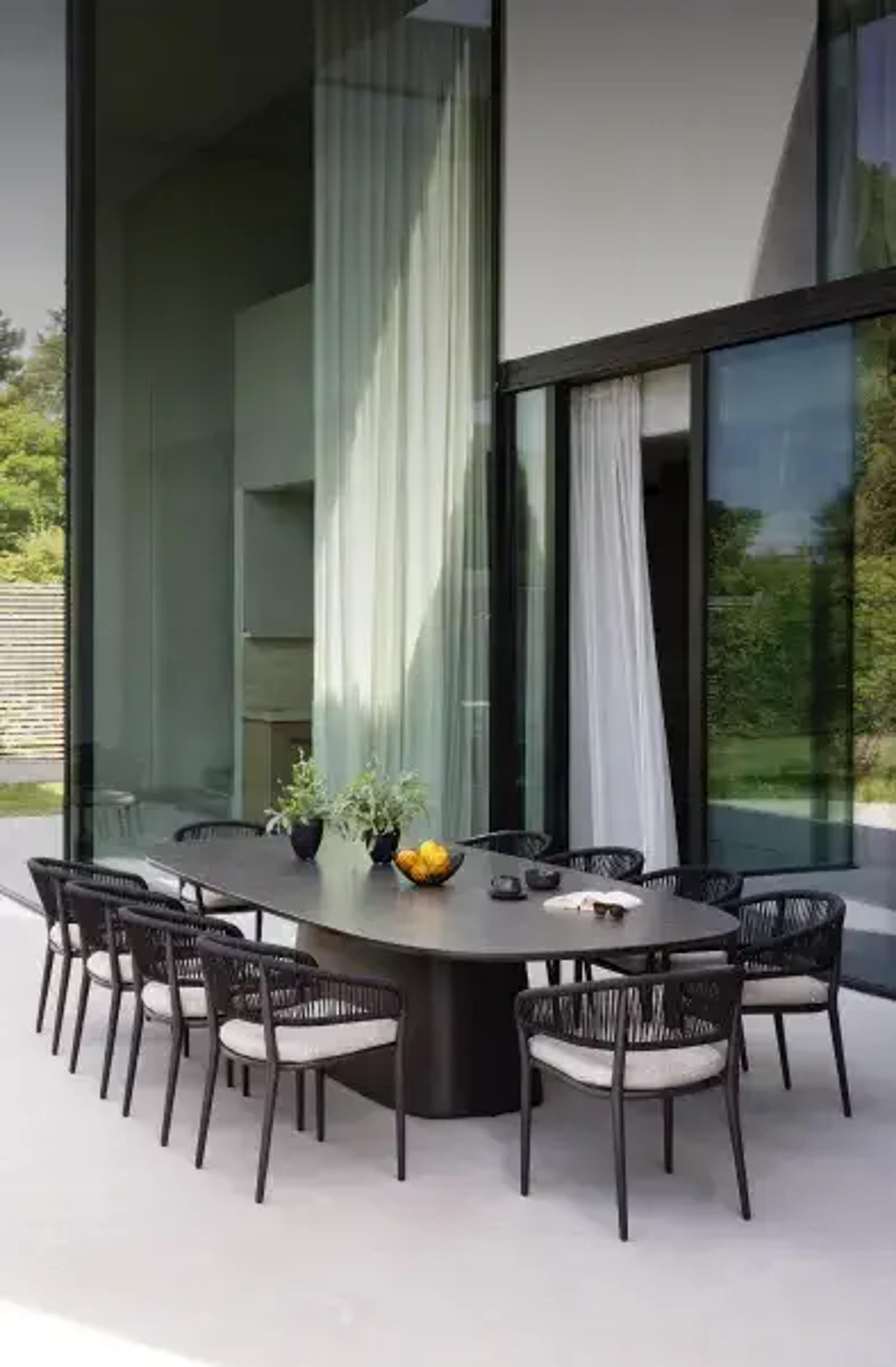 Moderne zwarte tuintafel van Exterioo tuinmeubelen op een terras
