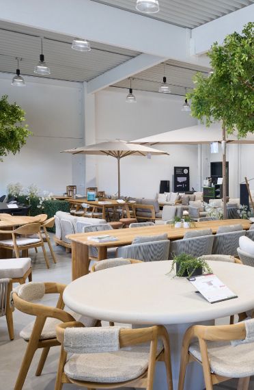 Groot assortiment tuinmeubelen in Exterioo showroom St-Niklaas