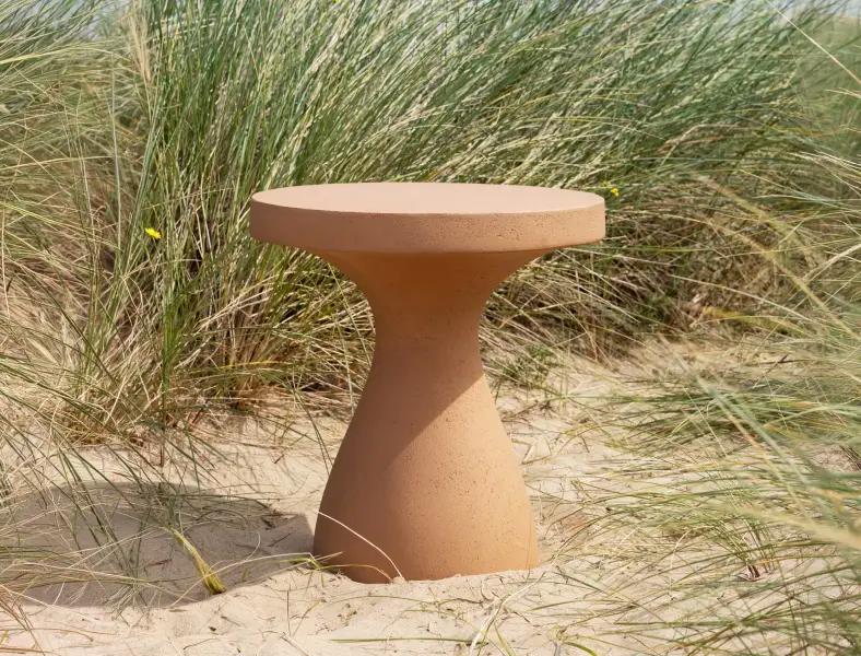 Une table d’appoint en béton dans les dunes