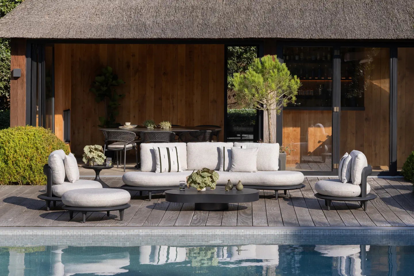 Zomers terras met Bomero loungeset van Bristol à la carte door Exterioo tuinmeubelen