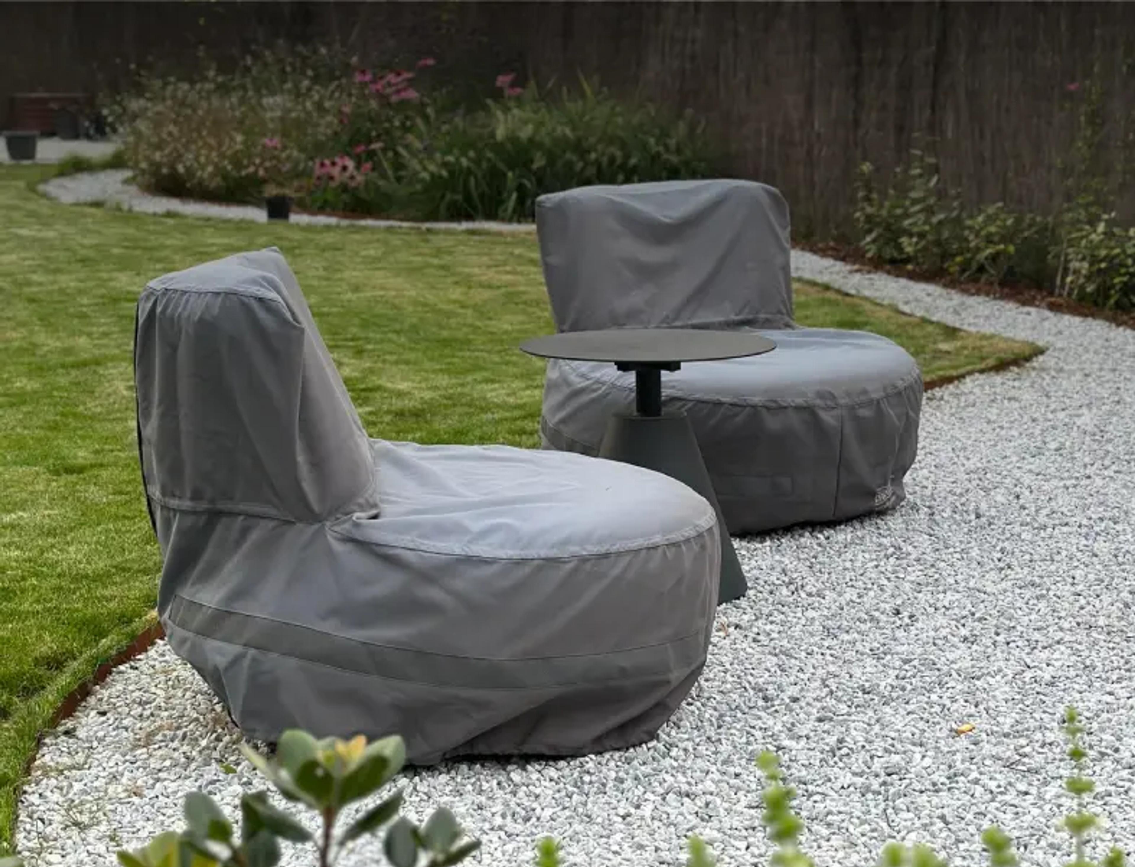 Twee loungestoelen met beschermhoes van Bristol à la carte door Exterioo tuinmeubelen