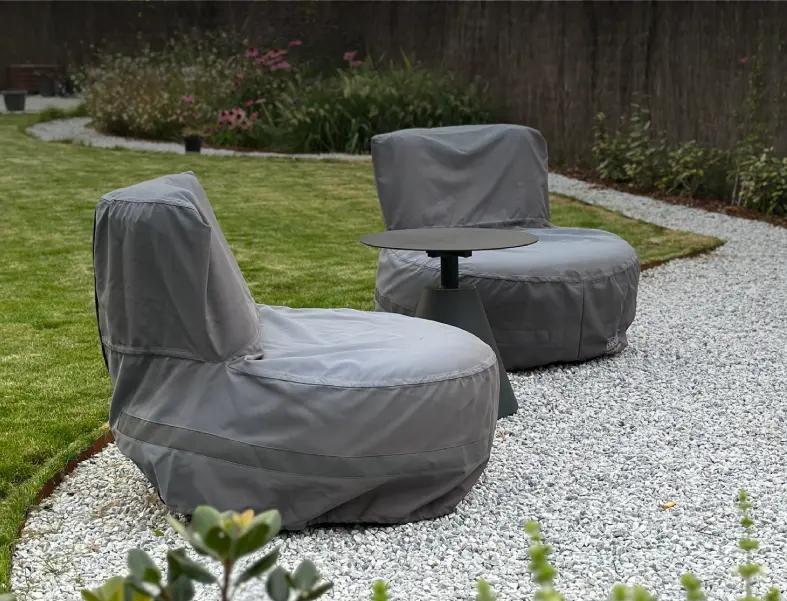 Twee loungestoelen met beschermhoes van Bristol à la carte door Exterioo tuinmeubelen