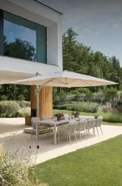 Zweefparasol met tilfunctie in beige aluminium van Exterioo tuinmeubelen op een zonnig terras
