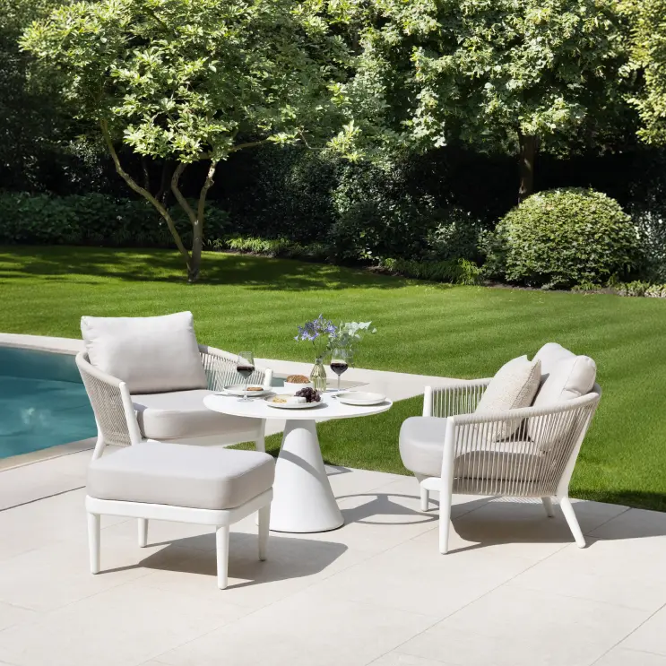 Zomers terras met Orso loungezetels van Bristol à la carte door Exterioo tuinmeubelen